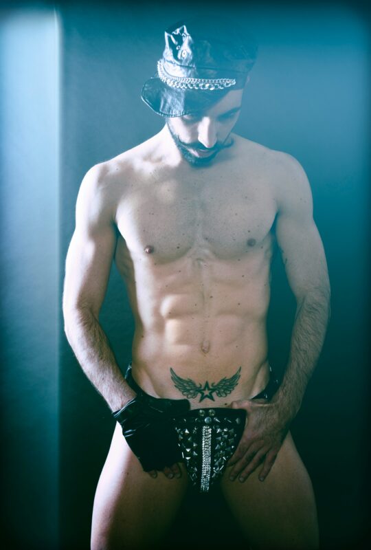 Man i sensuell belysning – sex, lust och njutning